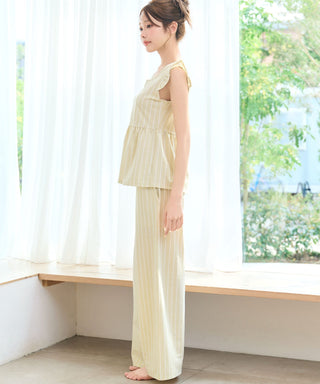 Conjunto superior e inferior con volantes a rayas